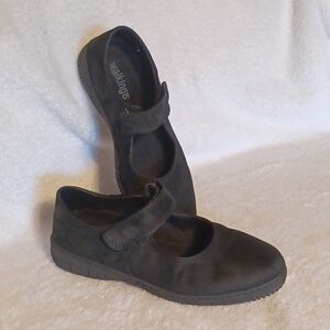 WALKING CO.  Mary Jane's women's size 38 black